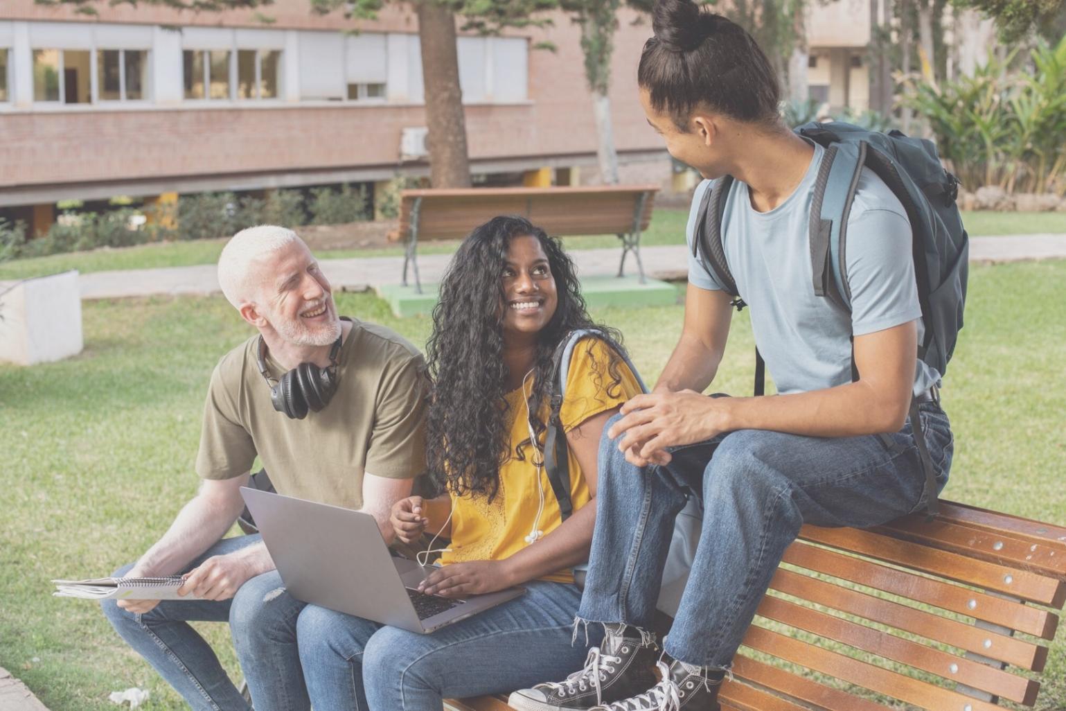 Empresario revisando presupuestos empresariales