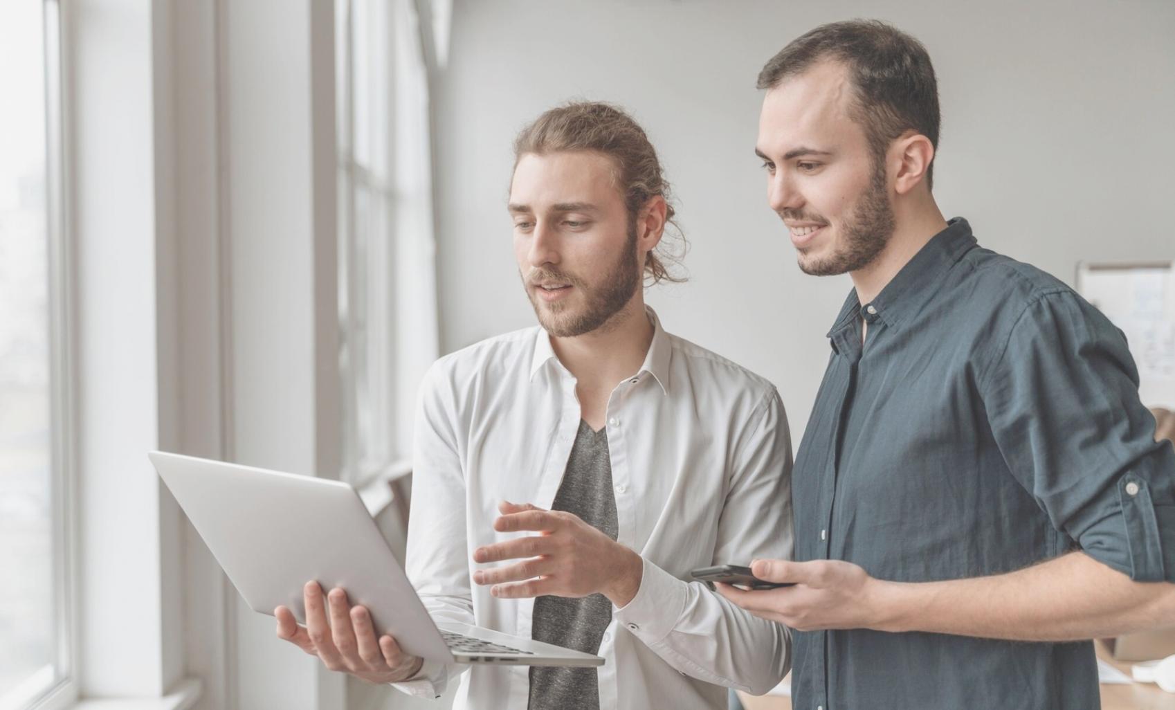 Participantes trabajando en ejercicios prácticos durante un webinar de presupuestos empresariales