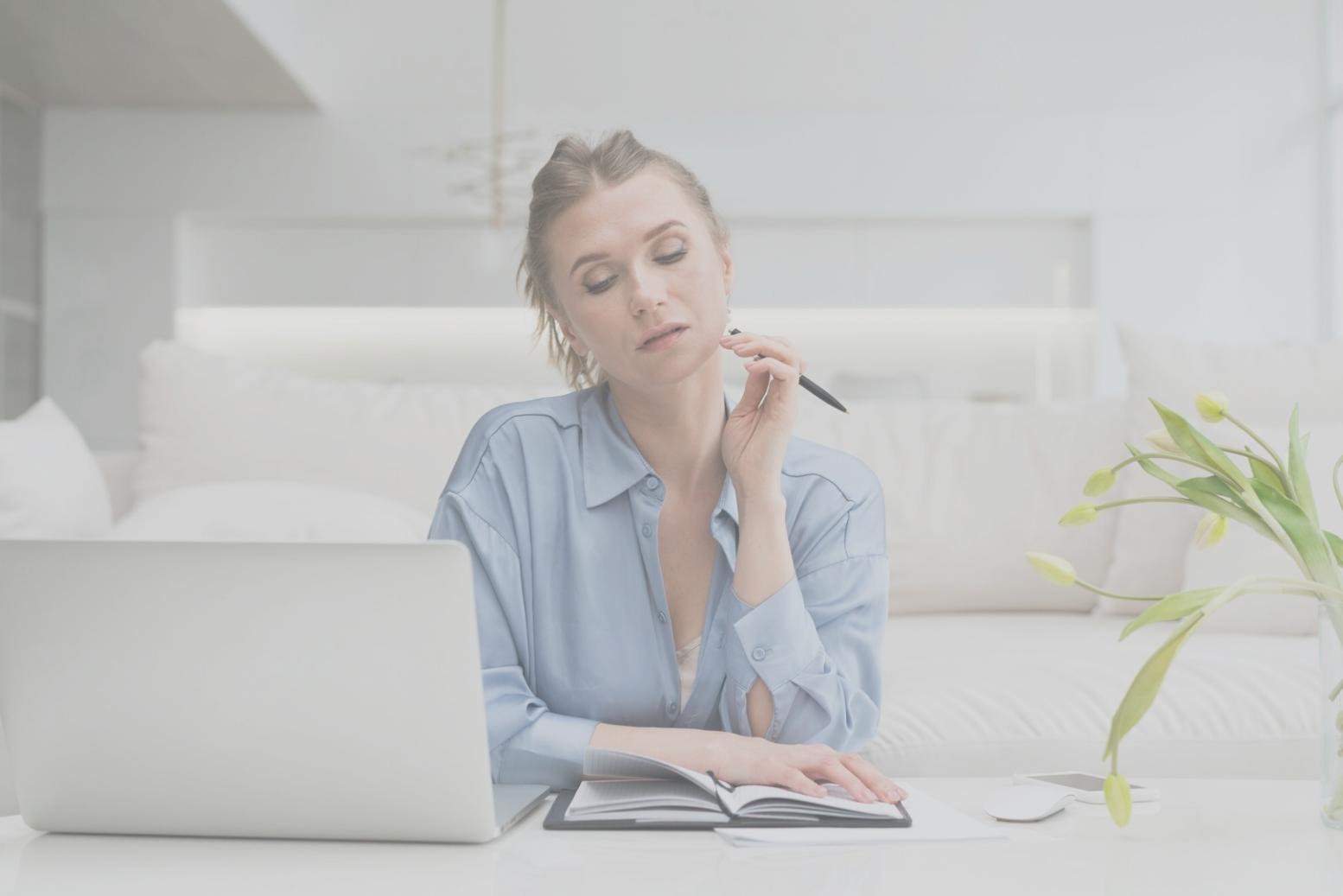 Equipo trabajando en planificación presupuestaria empresarial